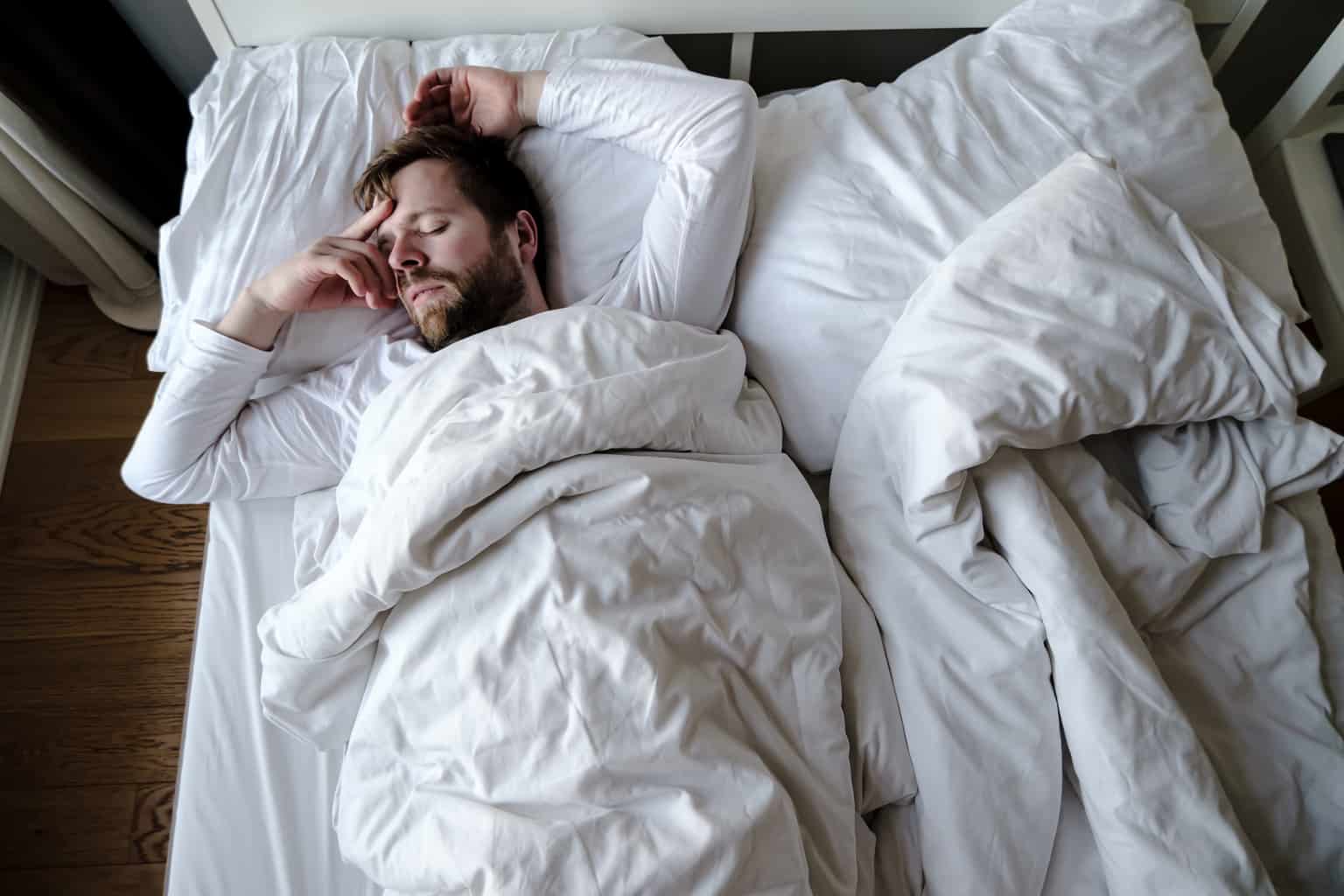Сонник спящие мужчины. Неспокойный сон фото. Сон мужчина с бородой.