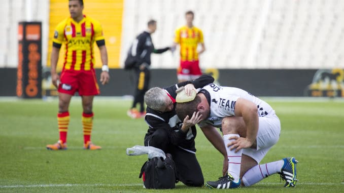 dreamstime_m_40141789 Injured player