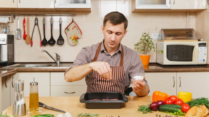 sprinkling meat seasoning